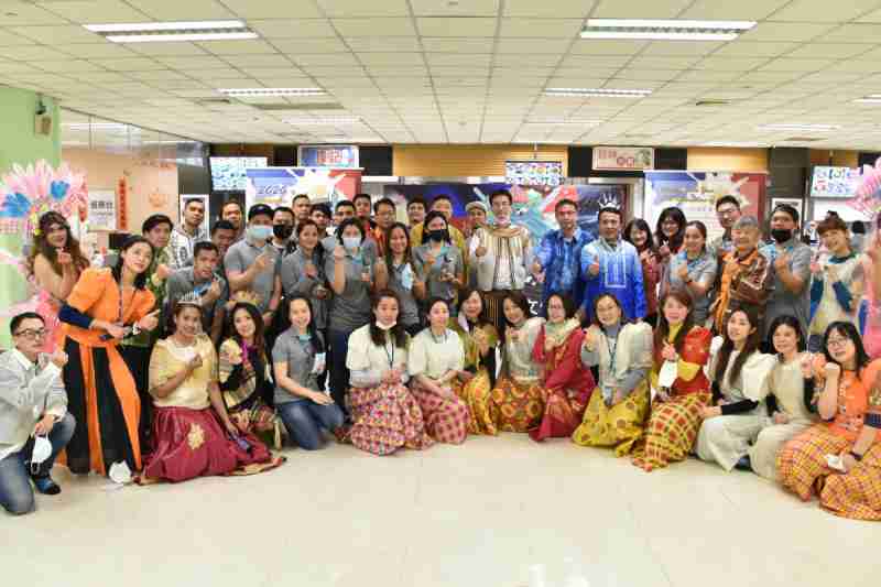 友達推動「安心、、、創新、、、用心、、同心、、盡心」五星職旅，，為菲籍員工打造全方位照護，，，首度贏得「人權實踐與發展領袖獎」殊榮