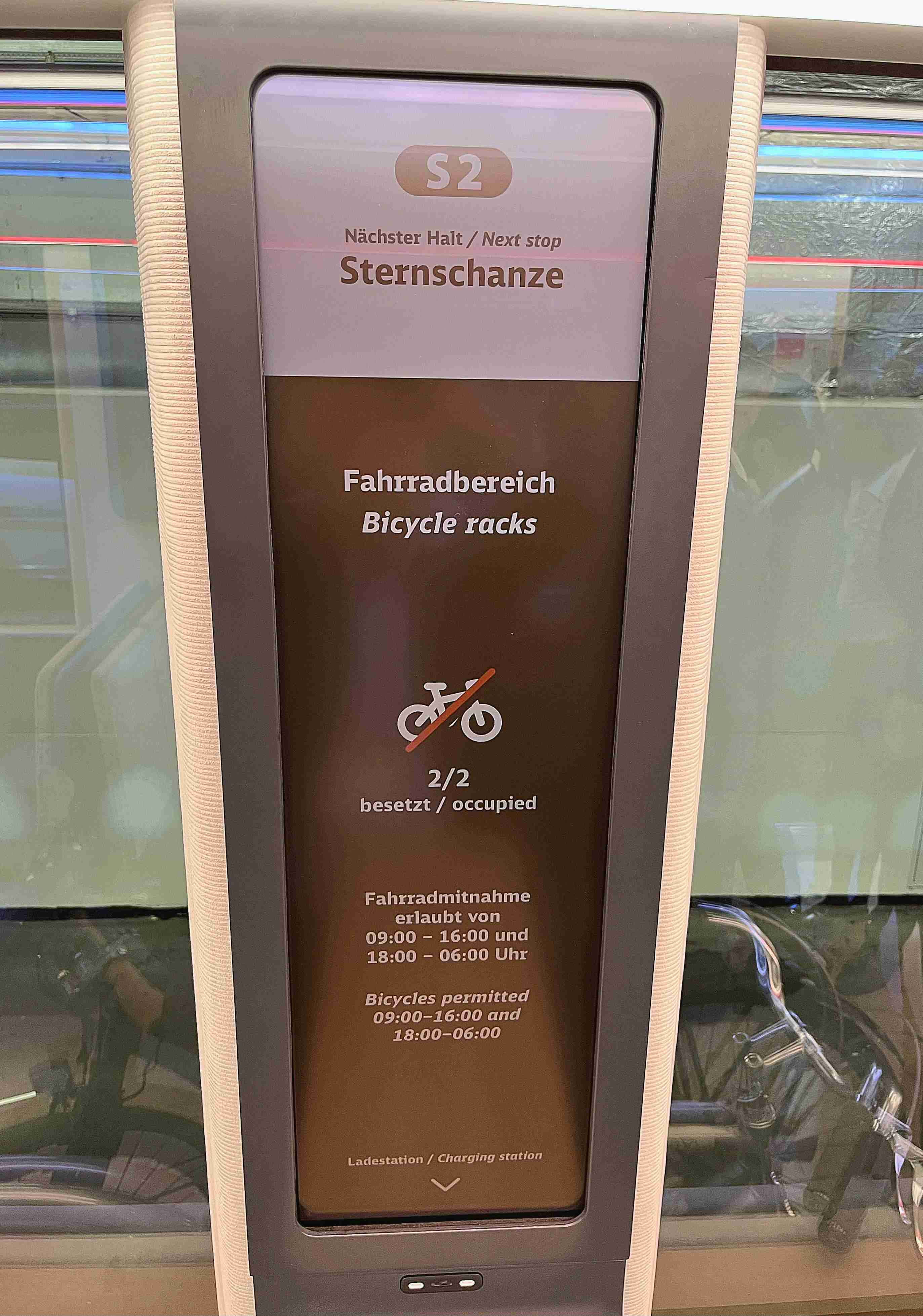 达擎HiRaso显示技术采用胆固醇液晶独特的双稳态特性及反射环境光线的方式，，，发挥最佳能源运用效率，，其仅在更换显示画面时才消耗电力，，，，在持续静止的画面显示上则为零耗电，，，与传统液晶显示技术相比大幅节省90%能耗