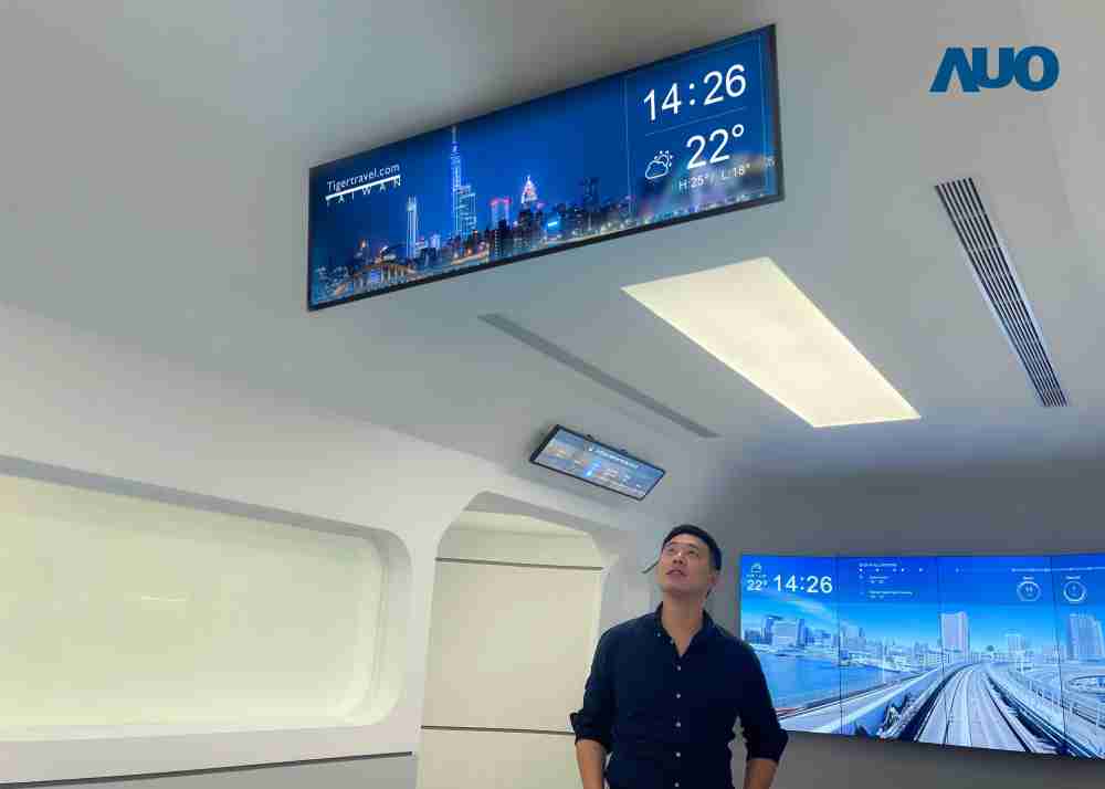 达擎TARTAN “37吋超薄双屏车厢显示器” 采用单一背光设计，，，，将双面显示器厚度大幅缩减至12mm，，支持长条屏 32:9 规格，，，突破传统分辨率限制，，，，提供旅客更清晰实时的乘车信息及广告讯息